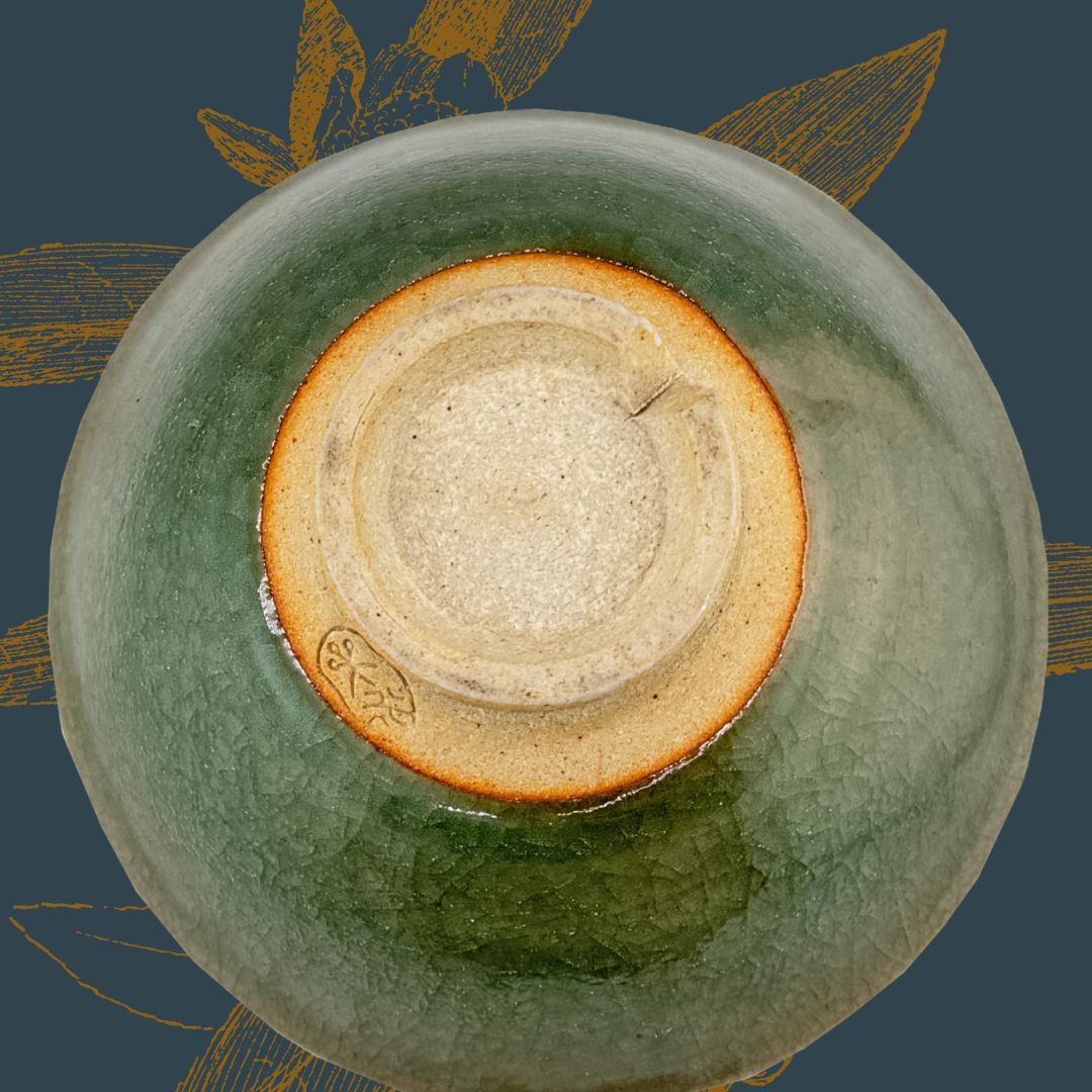 Seiji Matcha Schale in Moosgrün – Japanische Chawan mit Signatur