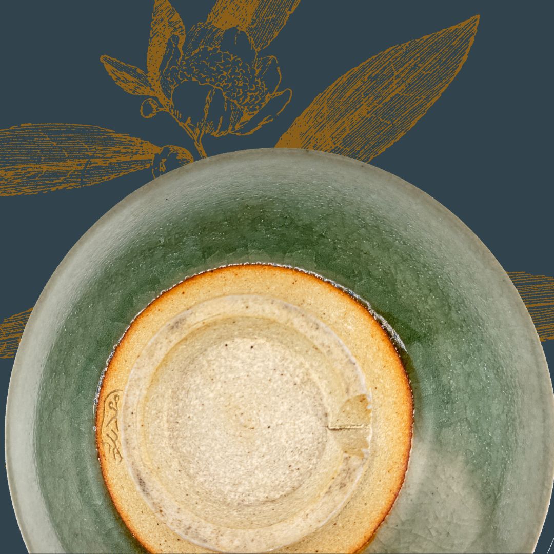 Seiji Matcha Schale in Moosgrün – Japanische Chawan mit Signatur