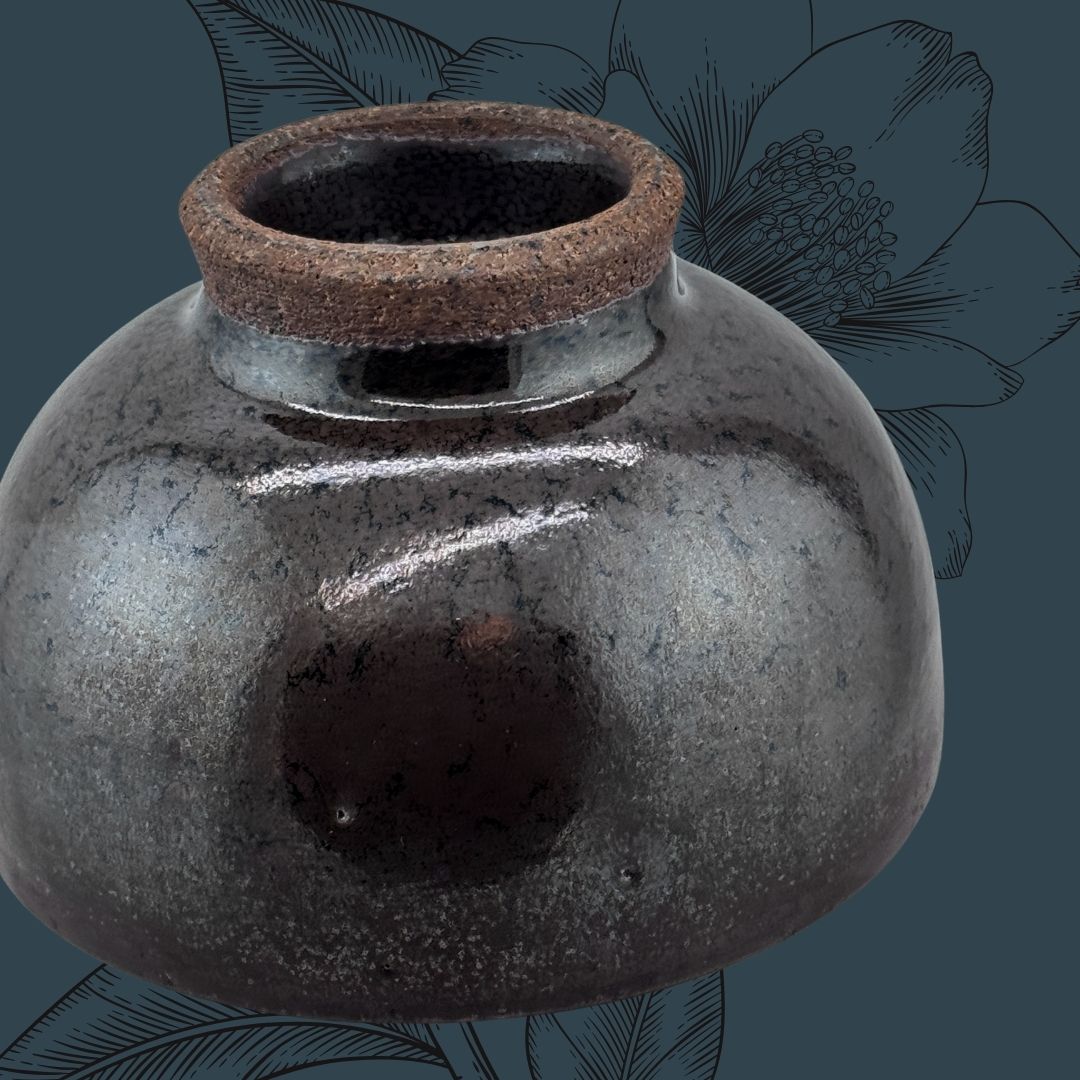 Die stille Glut der Nacht – eine Chawan in tiefem 黒釉 Kuro-yū