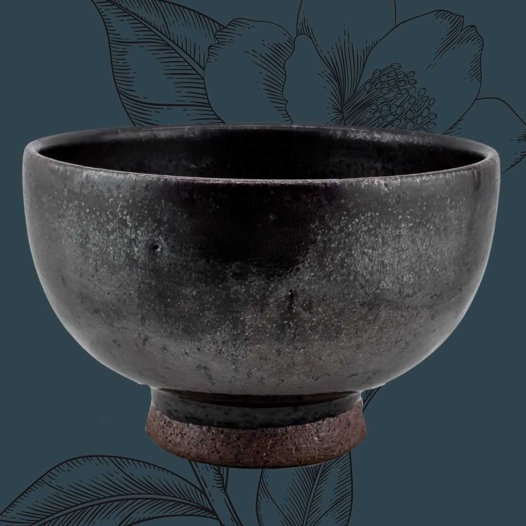 Die stille Glut der Nacht – eine Chawan in tiefem 黒釉 Kuro-yū
