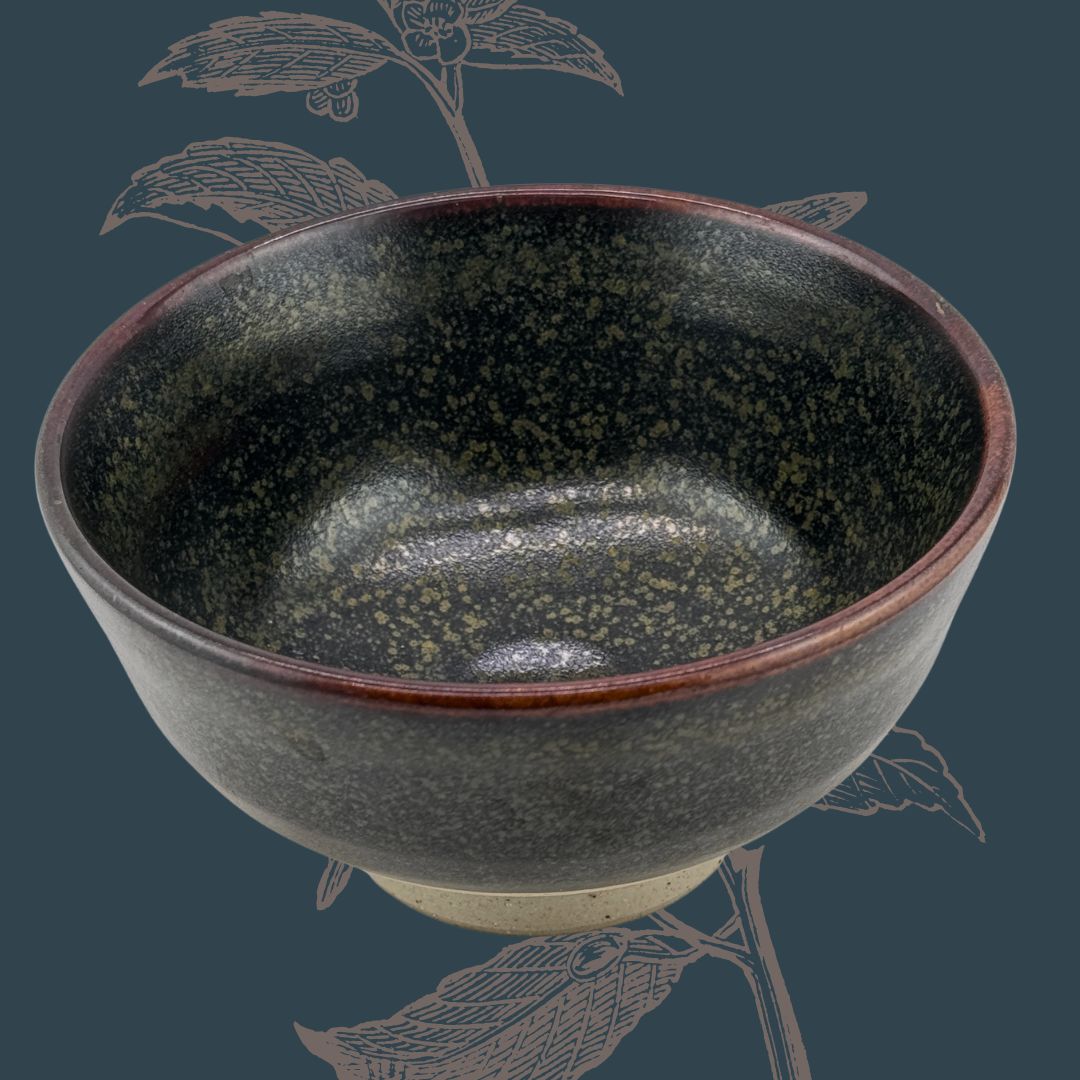 Matcha-Teeschale aus Mino – Tiefes Schwarz & goldene Sprenkel