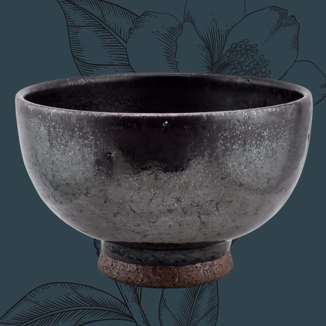 Die stille Glut der Nacht – eine Chawan in tiefem 黒釉 Kuro-yū