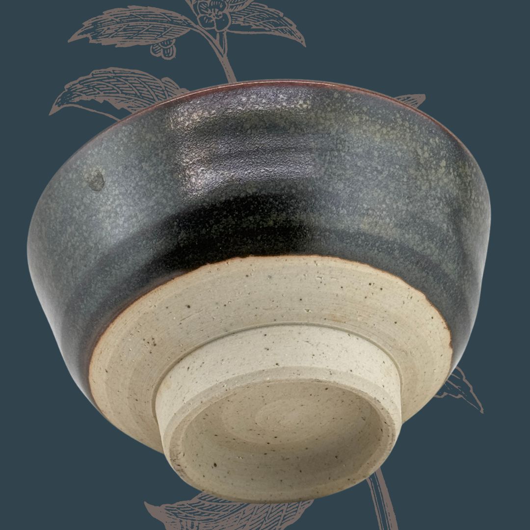 Matcha-Teeschale aus Mino – Tiefes Schwarz & goldene Sprenkel