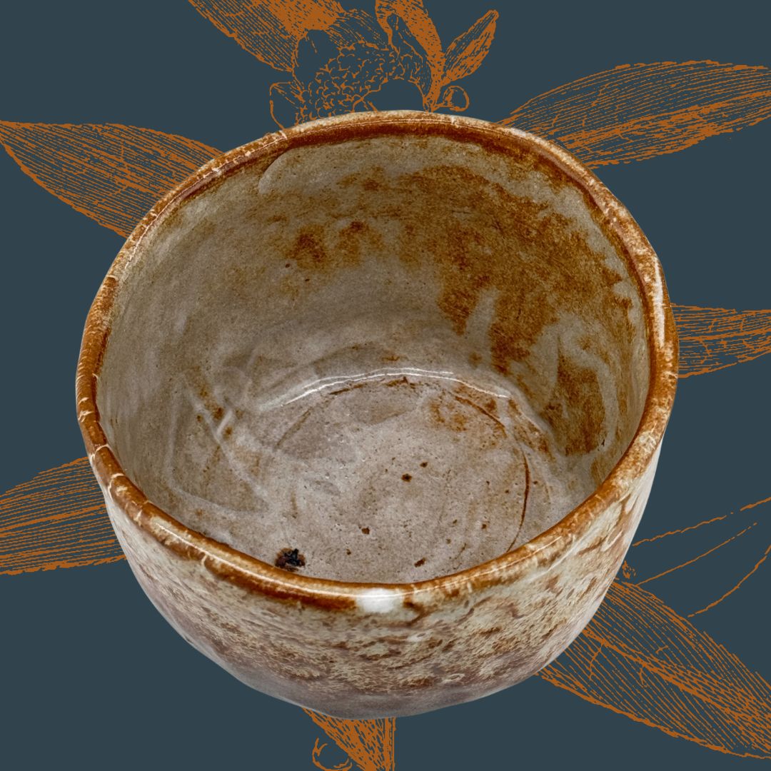 Japanische Matcha-Schale im Stil traditioneller Raku-Ästhetik (楽茶碗)