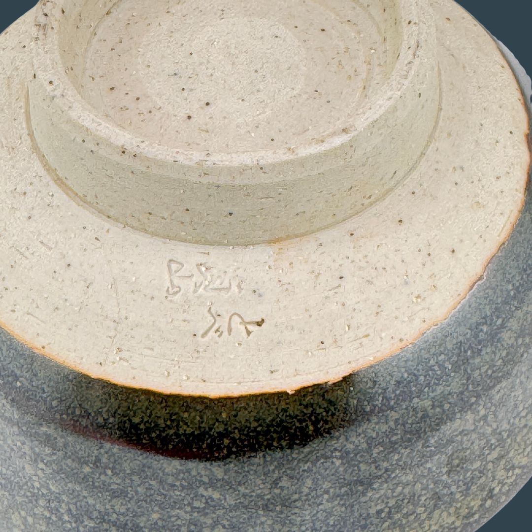 Matcha-Teeschale aus Mino – Tiefes Schwarz & goldene Sprenkel