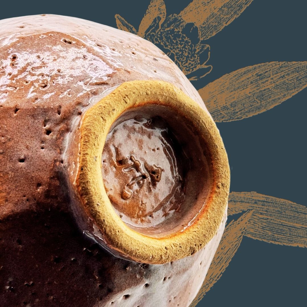 Holzbrand Chawan – signierte Matchaschale in Wan-nari Form