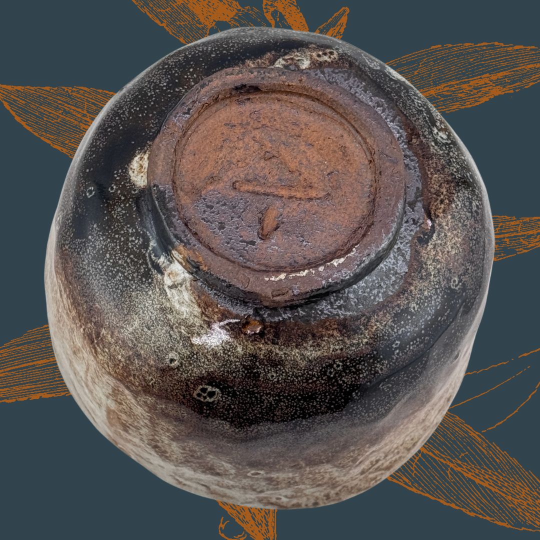 Japanische Matcha-Schale im Stil traditioneller Raku-Ästhetik (楽茶碗)