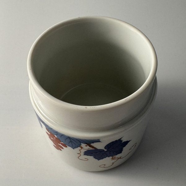 Teedose mit Weinblättern