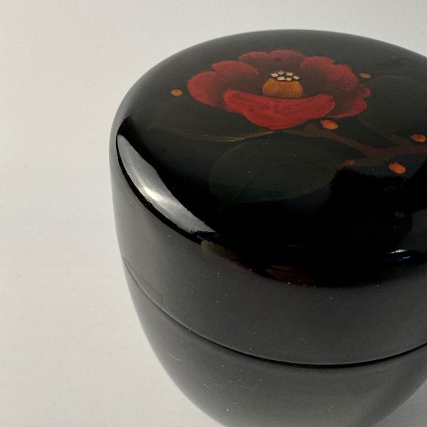 Natsume Matcha Tin Black with Rose Decor – An elegant container for special tea moments