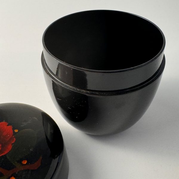 Natsume Matcha Dose Schwarz mit Rosendekor – Ein eleganter Behälter für besondere Tee-Momente