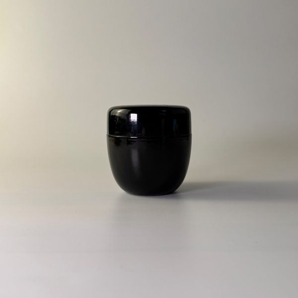 Natsume Matcha Tin Black with Rose Decor – An elegant container for special tea moments