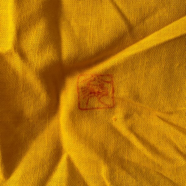 Logo auf gelbem Tuch