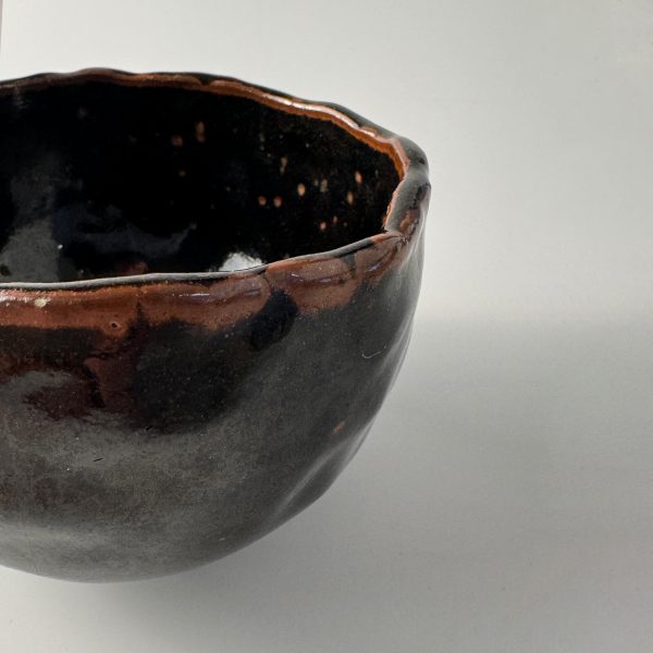 Schwarze Matchaschale mit braunem Rand