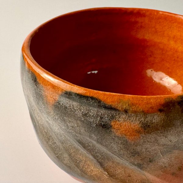 Japanische Matcha Teeschale – Han tsutsu-gata Coal Orange Raku (Vintage, 1960er–70er Jahre)