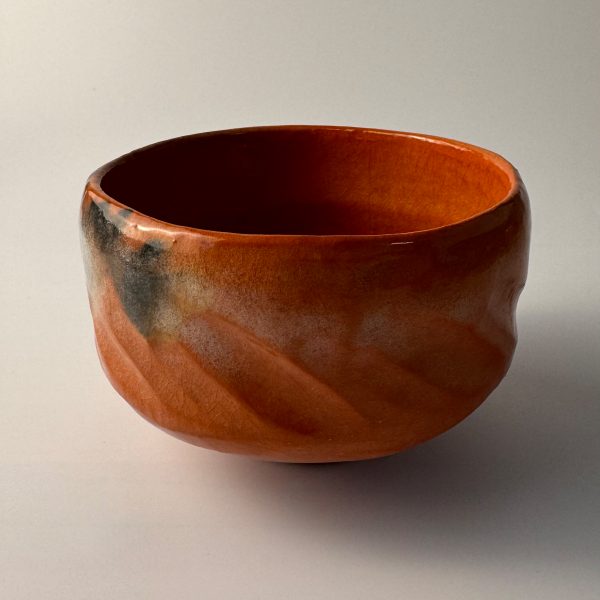 Japanische Matcha Teeschale – Han tsutsu-gata Coal Orange Raku (Vintage, 1960er–70er Jahre)