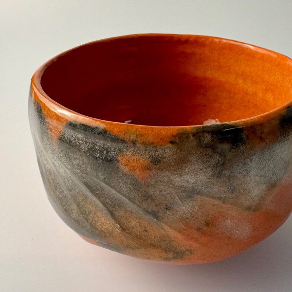 Japanische Matcha Teeschale – Han tsutsu-gata Coal Orange Raku (Vintage, 1960er–70er Jahre)