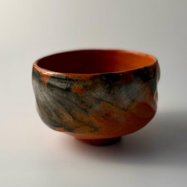 Japanische Matcha Teeschale – Han tsutsu-gata Coal Orange Raku (Vintage, 1960er–70er Jahre)