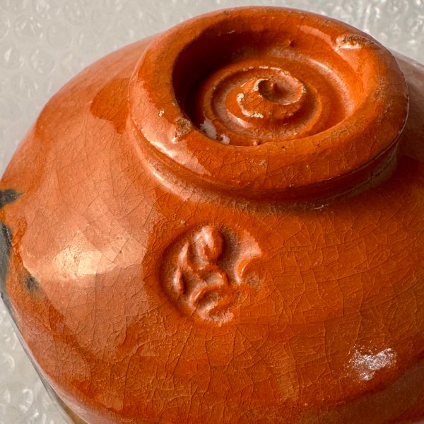 Japanische Matcha Teeschale – Han tsutsu-gata Coal Orange Raku (Vintage, 1960er–70er Jahre)