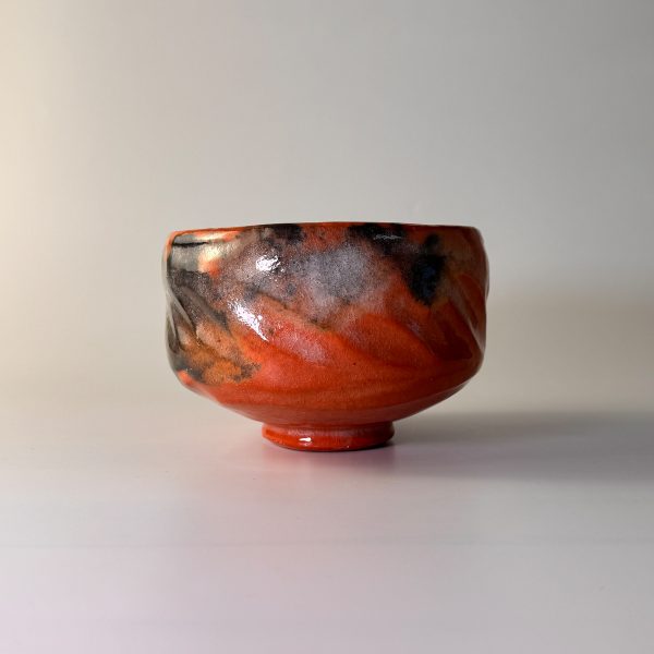 Japanische Matcha Teeschale – Han tsutsu-gata Coal Orange Raku (Vintage, 1960er–70er Jahre)