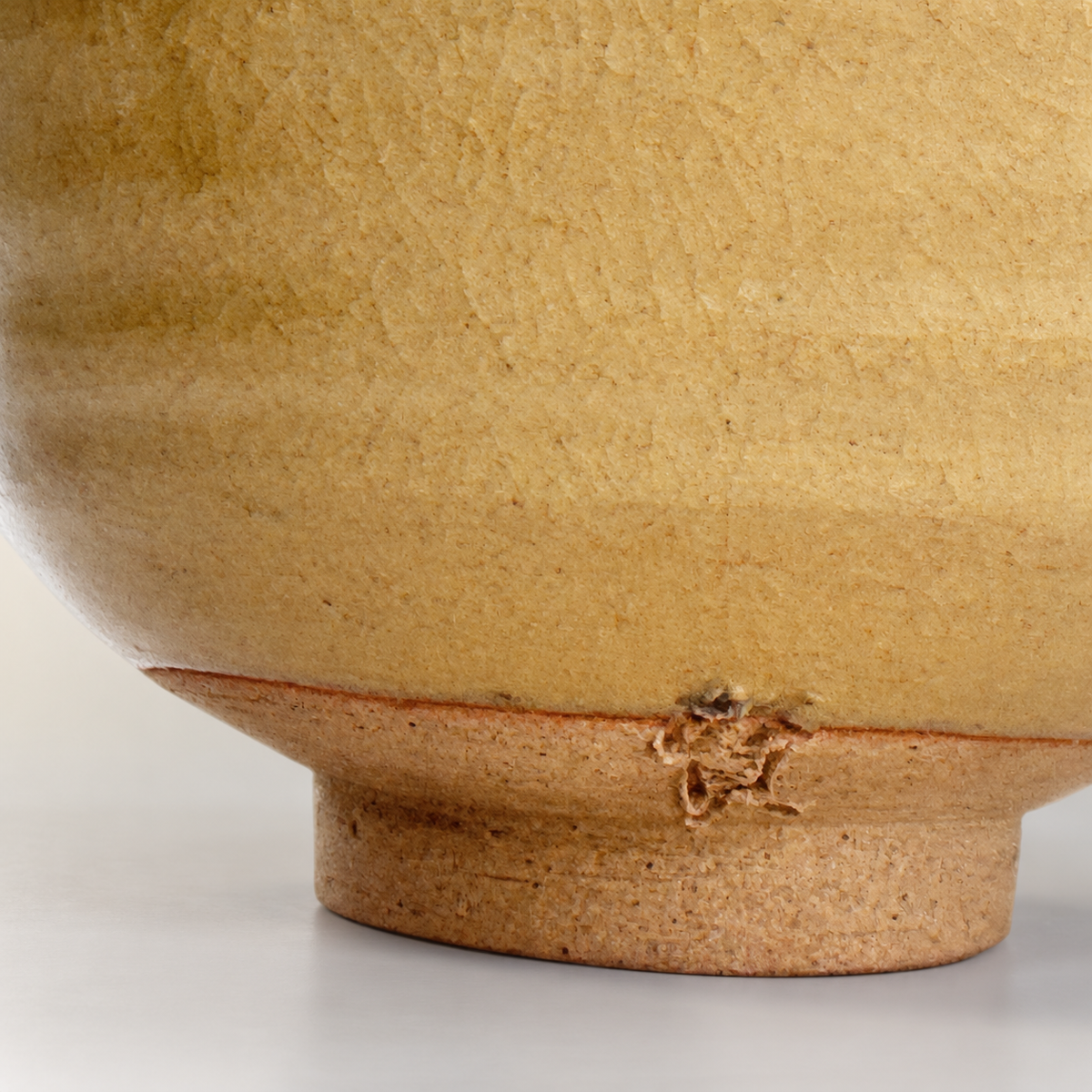 Han-nari Mino-yaki Matcha-Schale – Detail von Fußring und Werkstattmarke