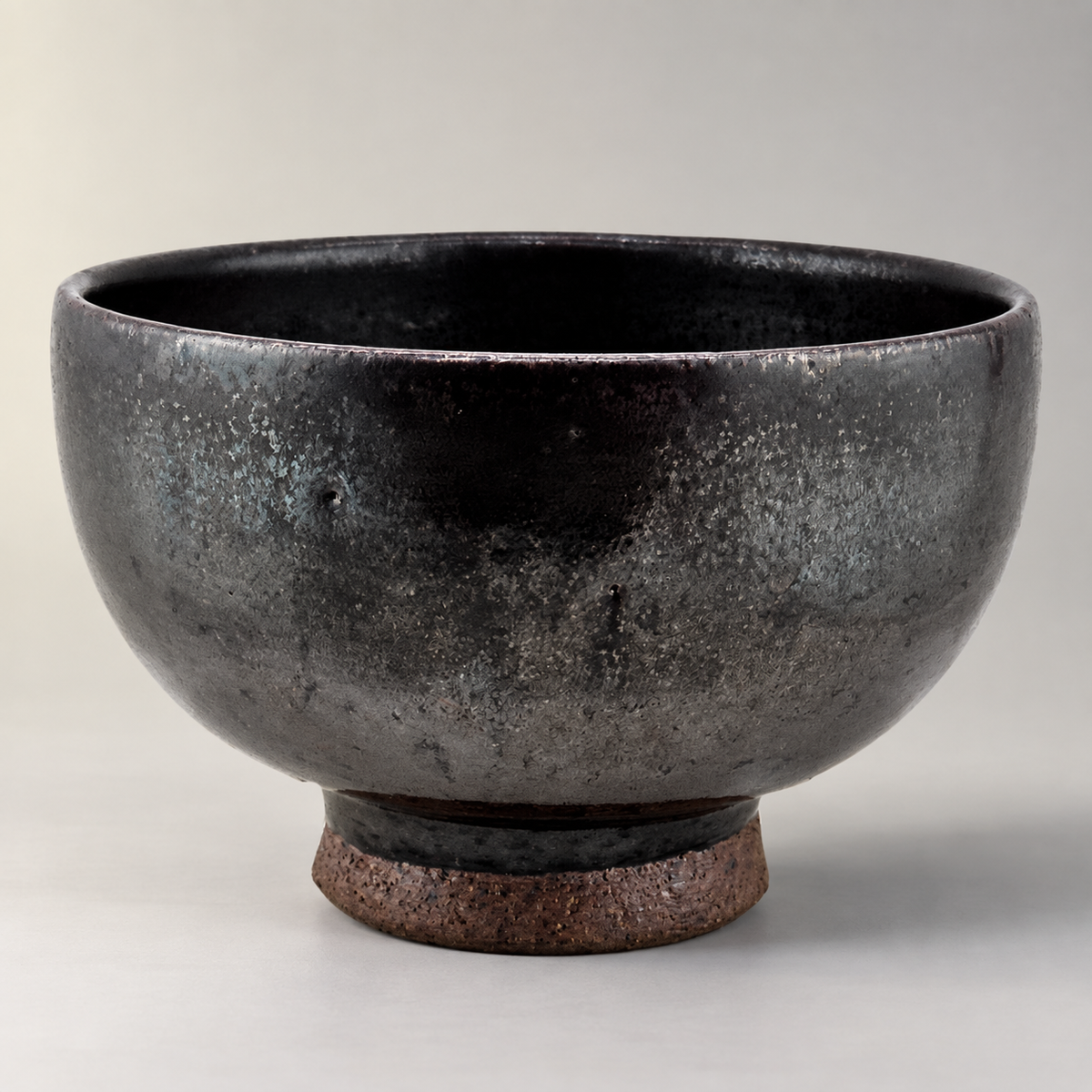 Kuro-yū Chawan – Frontansicht auf neutralem Hintergrund