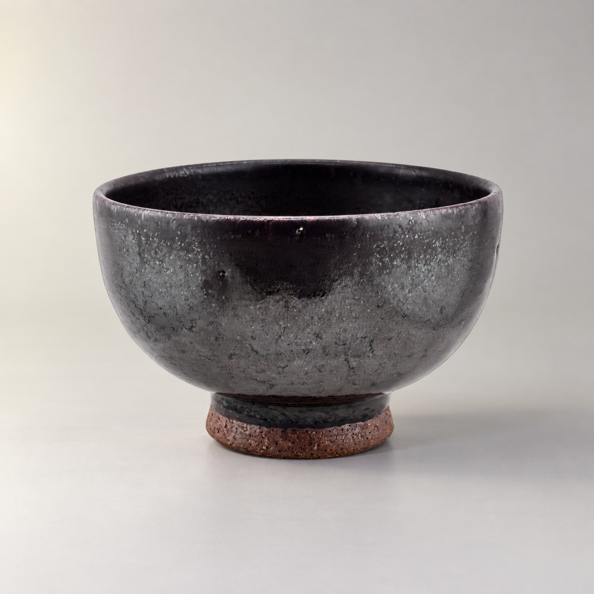Kuro-yū Chawan – ruhige Frontansicht auf neutralem Hintergrund