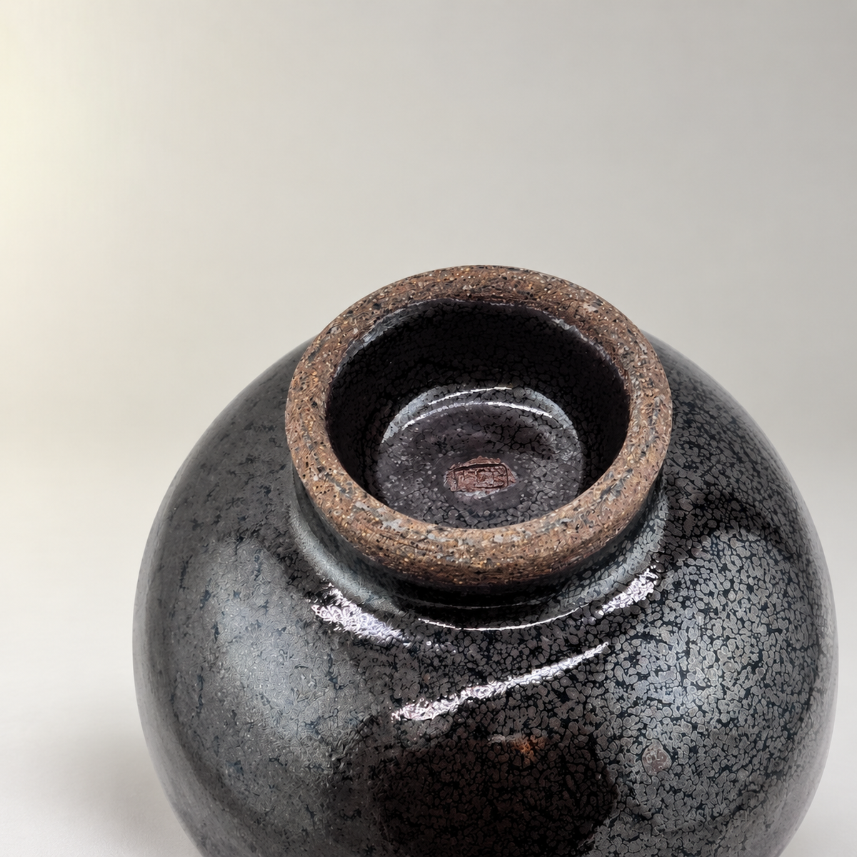 Kuro-yū Chawan – Unterseite und Fußring auf neutralem Hintergrund