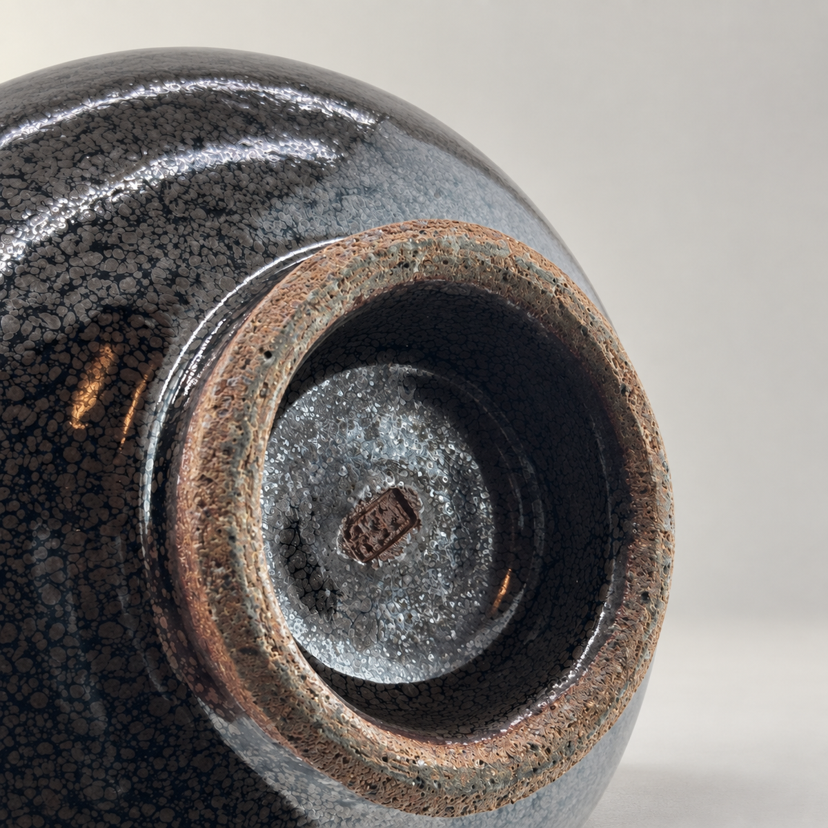 Kuro-yū Chawan – Signatur und Fußring auf neutralem Hintergrund