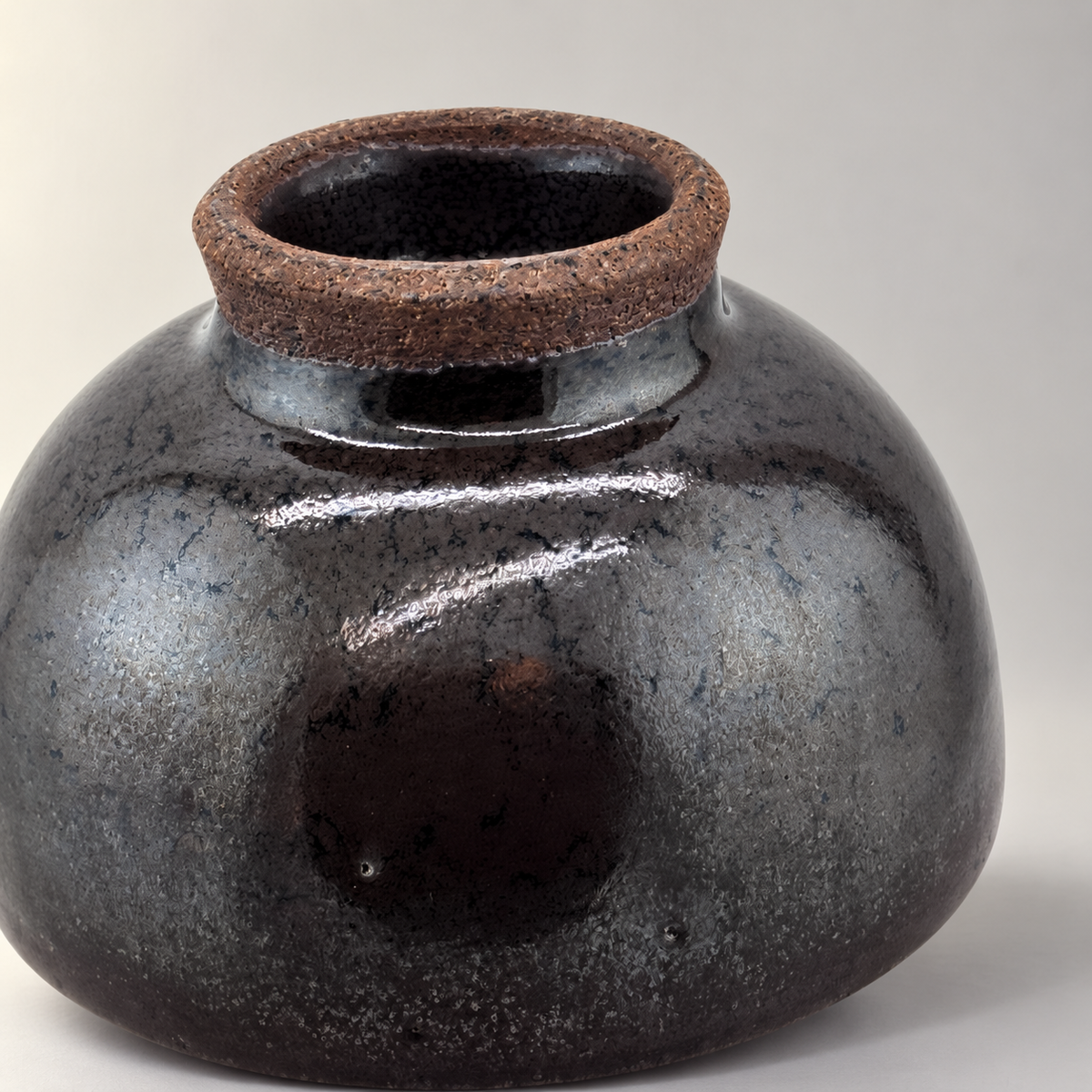 Kuro-yū Chawan – Detail der Unterseite auf neutralem Hintergrund