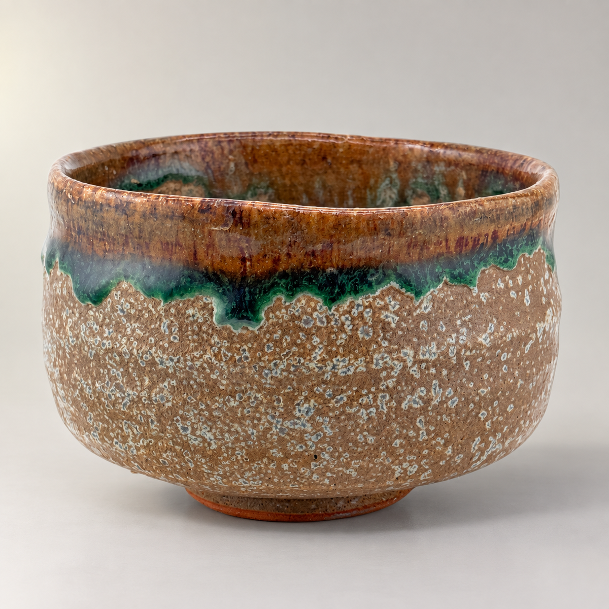 Handgefertigte Mino-yaki Chawan mit Oribe-Glasur – Produktansicht 1 auf neutralem Hintergrund