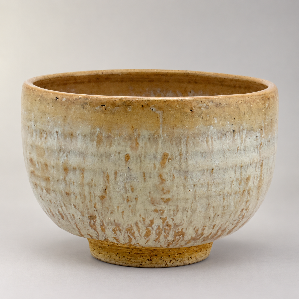 Antike Tanba Chawan 康弘 – Produktansicht 1 auf neutralem Hintergrund