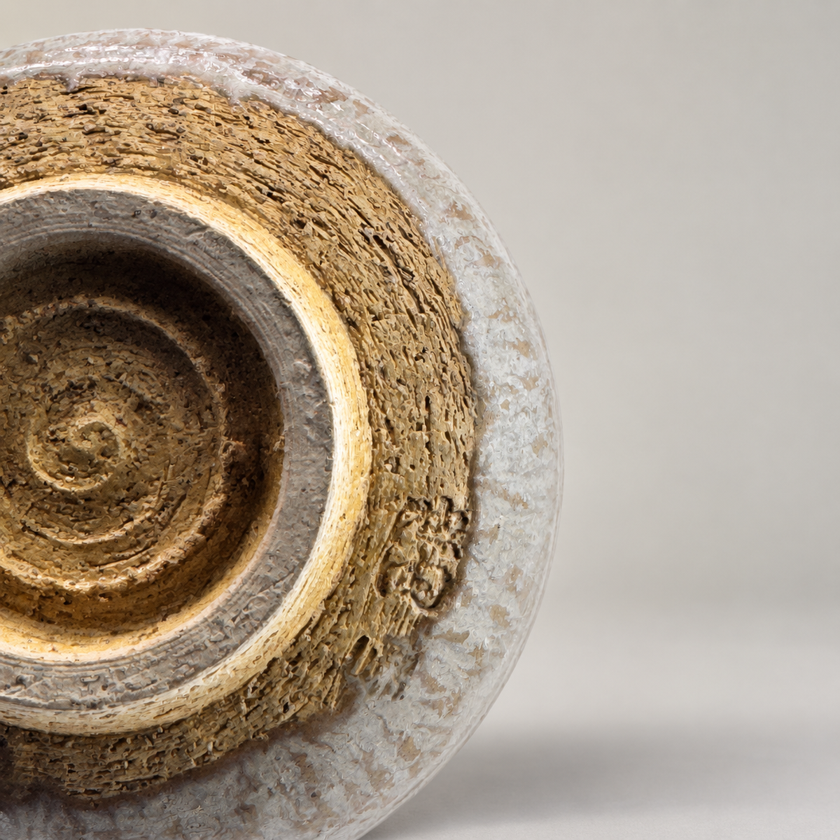 Antike Tanba Chawan 康弘 – Produktansicht 2 auf neutralem Hintergrund