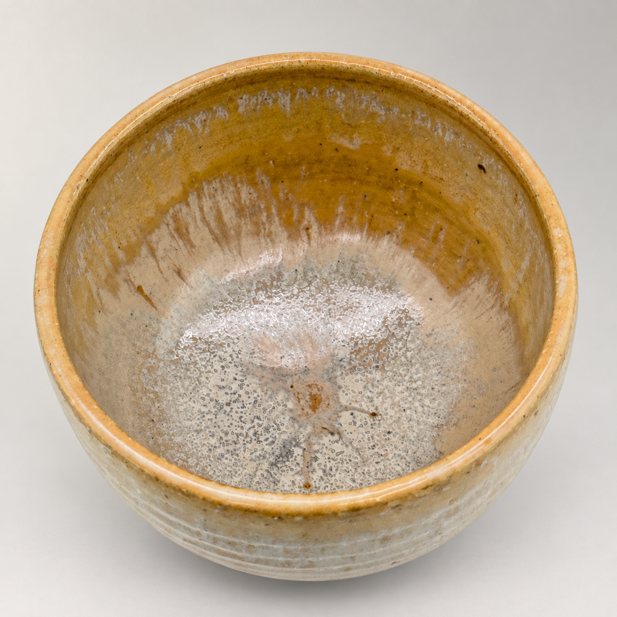 Antike Tanba Chawan 康弘 – Produktansicht 4 auf neutralem Hintergrund