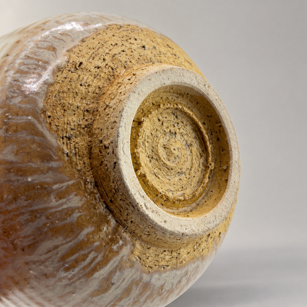 Antike Tanba Chawan 康弘 – Produktansicht 6 auf neutralem Hintergrund