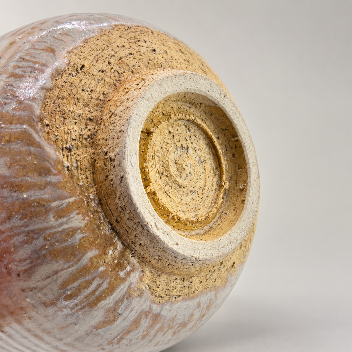 Antike Tanba Chawan 康弘 – Produktansicht 7 auf neutralem Hintergrund