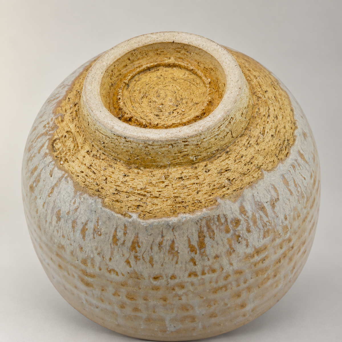 Antike Tanba Chawan 康弘 – Produktansicht 8 auf neutralem Hintergrund
