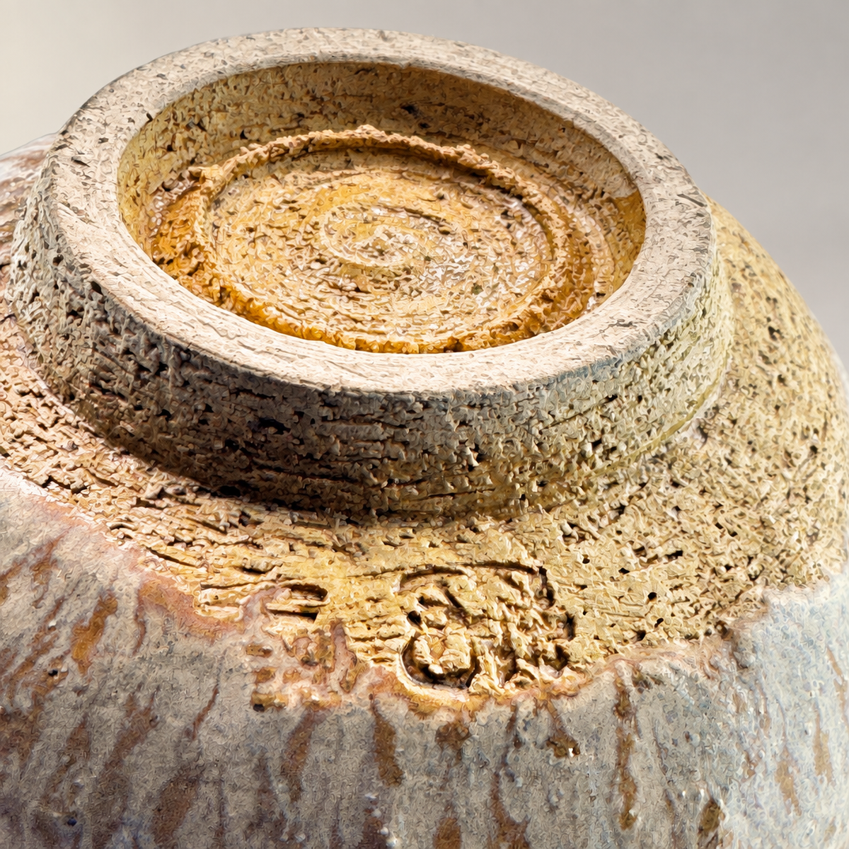 Antike Tanba Chawan 康弘 – Produktansicht 9 auf neutralem Hintergrund
