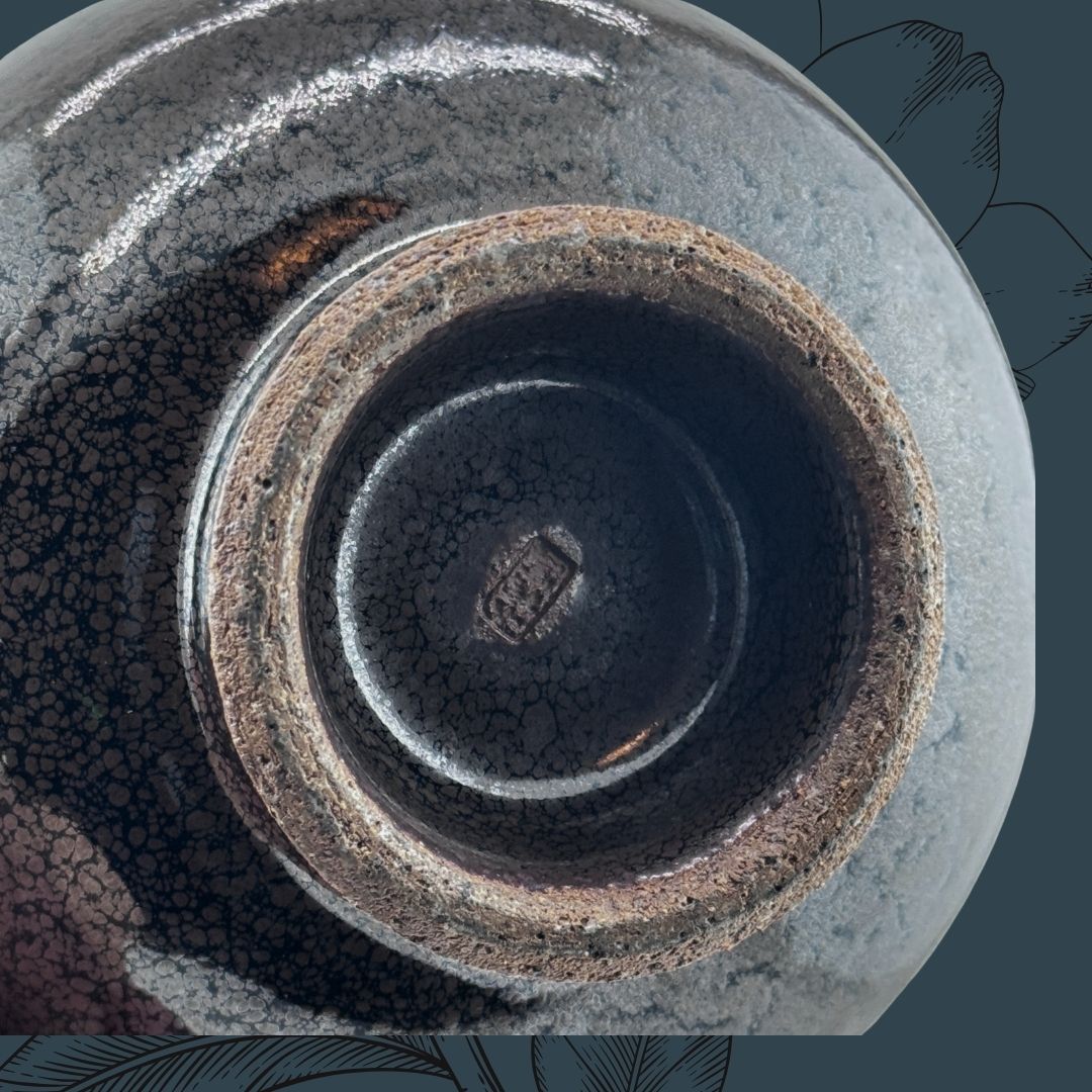 Die stille Glut der Nacht – eine Chawan in tiefem 黒釉 Kuro-yū