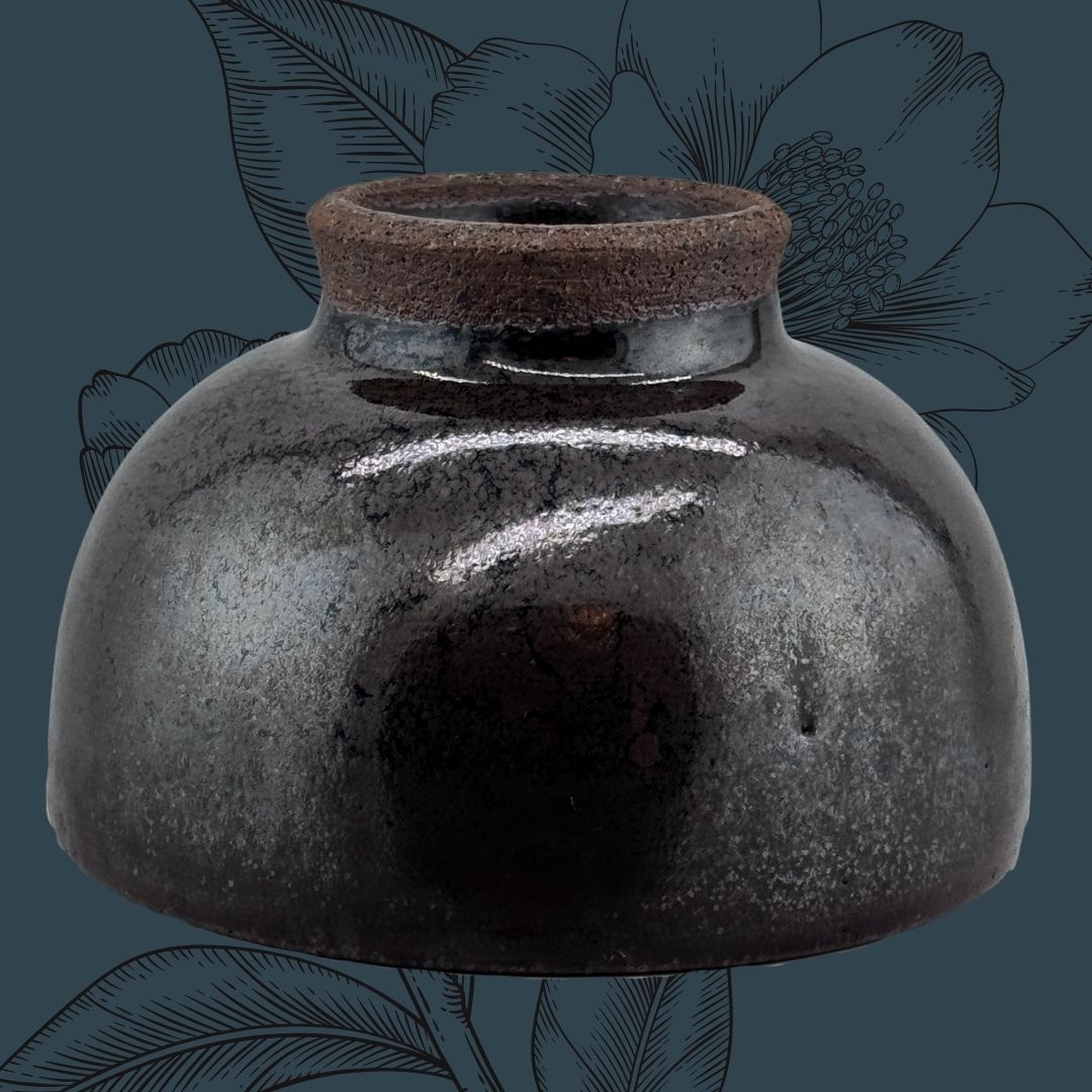 Die stille Glut der Nacht – eine Chawan in tiefem 黒釉 Kuro-yū