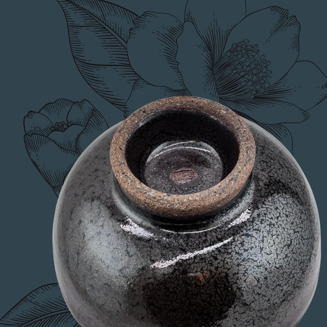 Die stille Glut der Nacht – eine Chawan in tiefem 黒釉 Kuro-yū