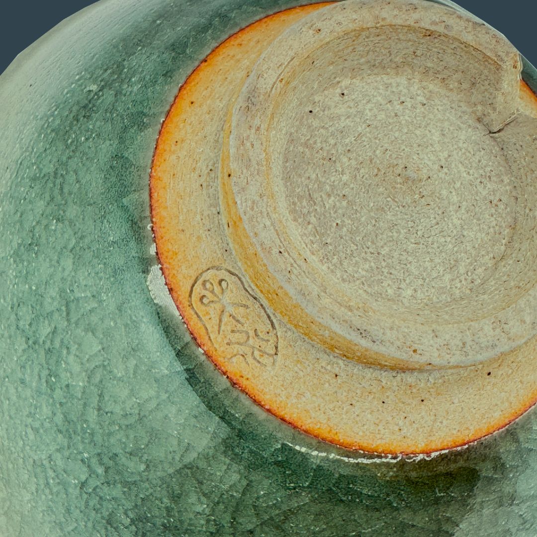 Seiji Matcha Schale in Moosgrün – Japanische Chawan mit Signatur
