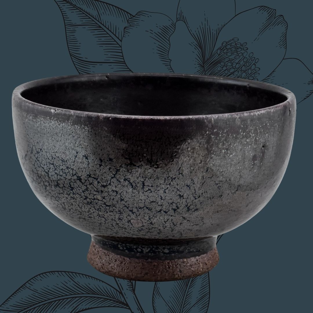 Die stille Glut der Nacht – eine Chawan in tiefem 黒釉 Kuro-yū