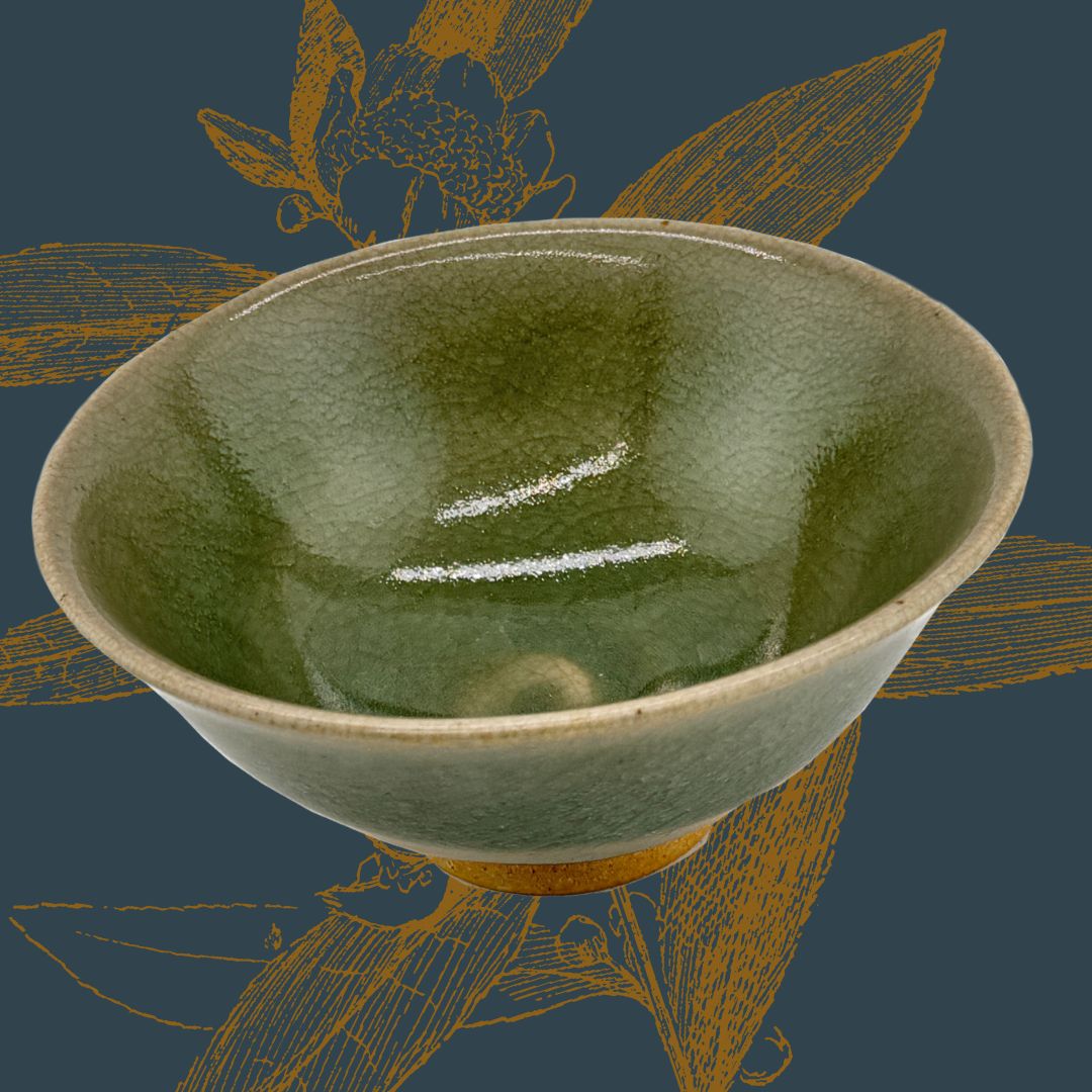 Seiji Matcha Schale in Moosgrün – Japanische Chawan mit Signatur