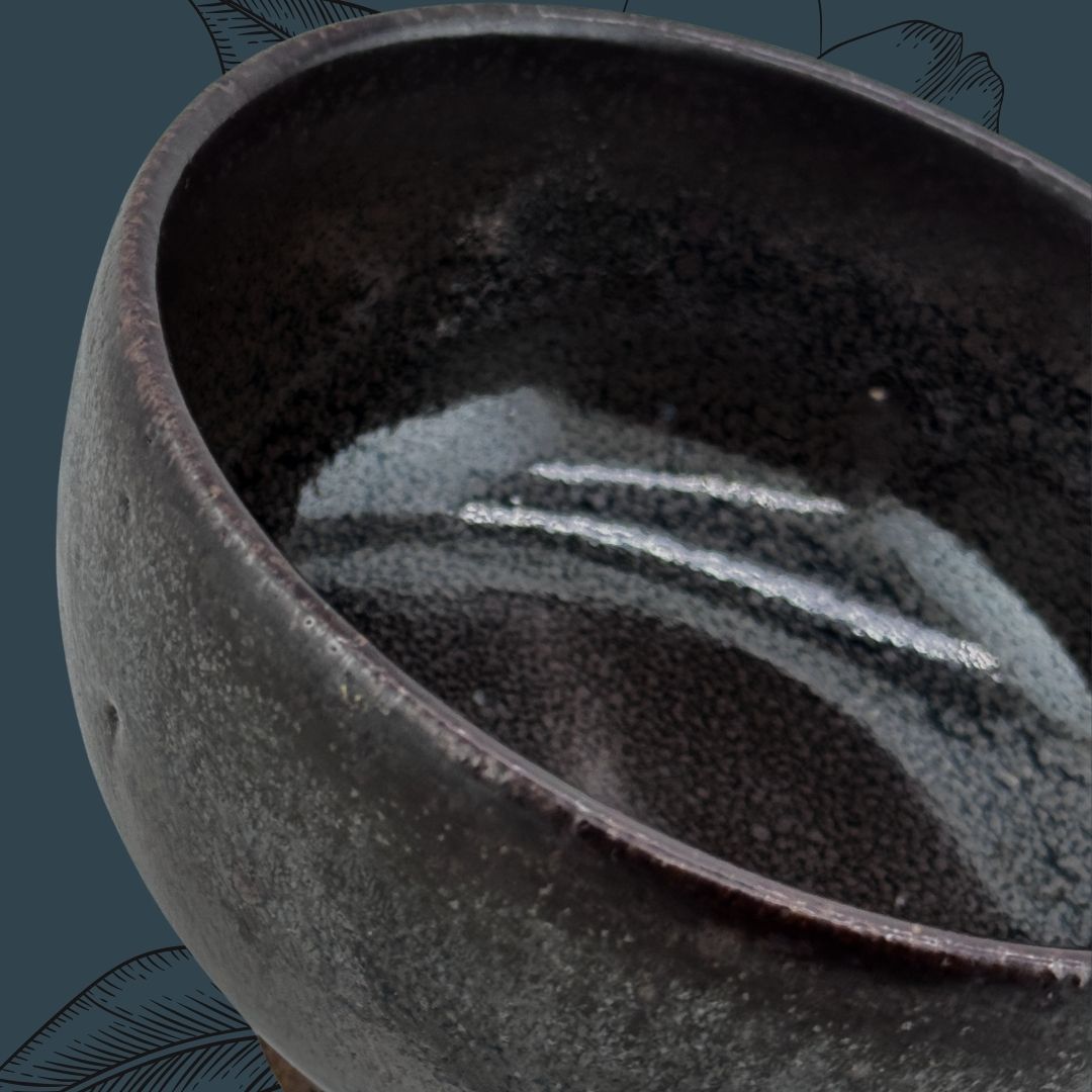 Die stille Glut der Nacht – eine Chawan in tiefem 黒釉 Kuro-yū