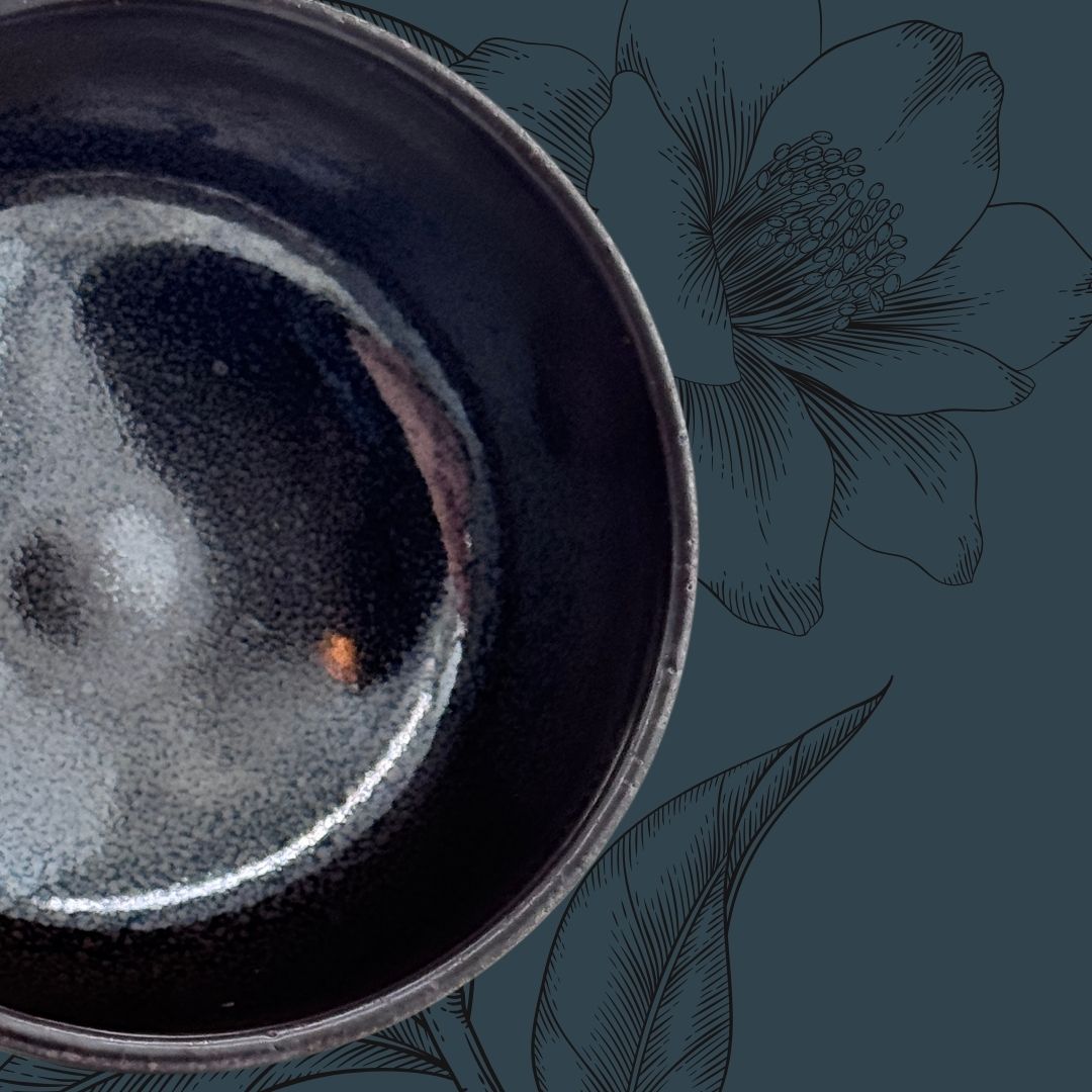 Die stille Glut der Nacht – eine Chawan in tiefem 黒釉 Kuro-yū