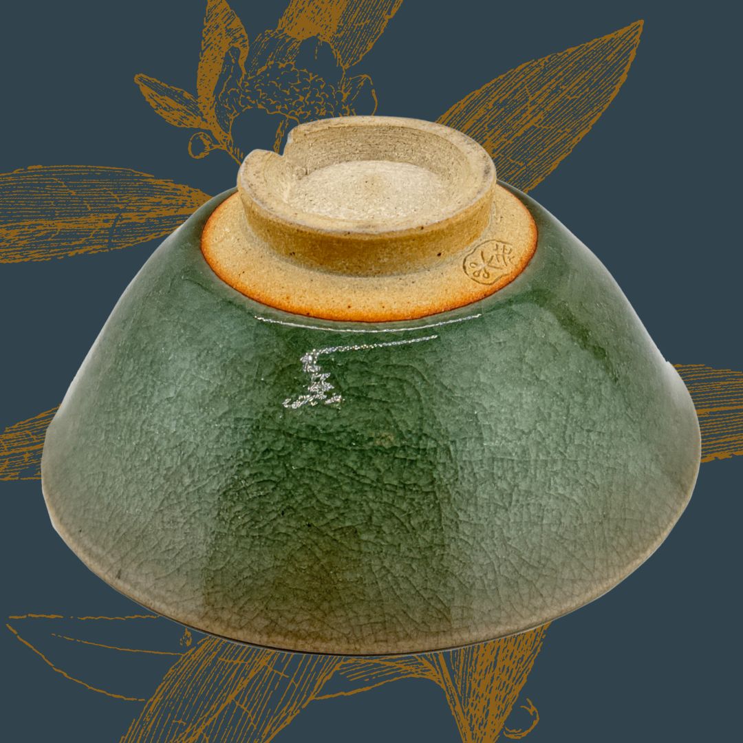 Seiji Matcha Schale in Moosgrün – Japanische Chawan mit Signatur