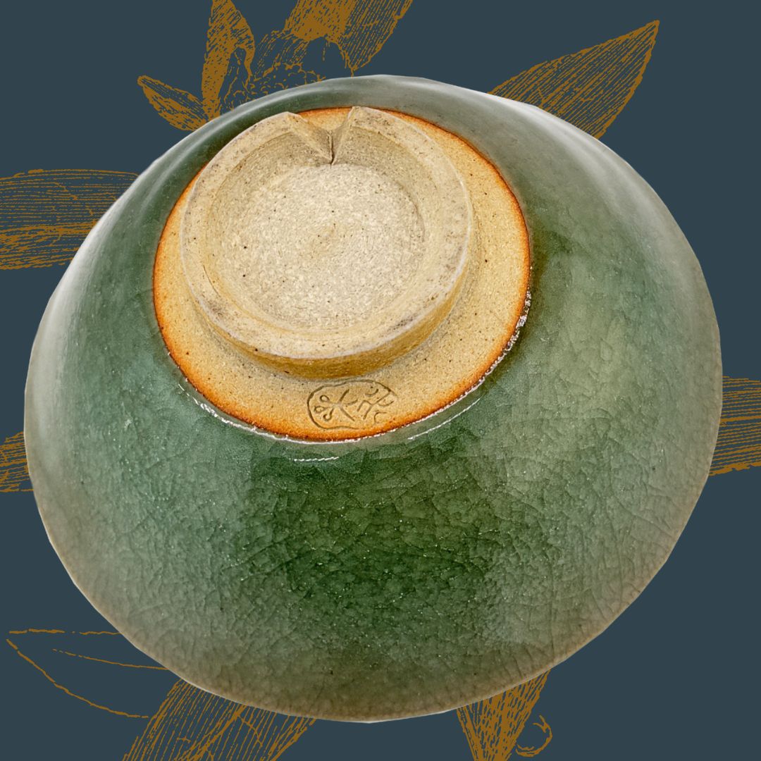 Seiji Matcha Schale in Moosgrün – Japanische Chawan mit Signatur