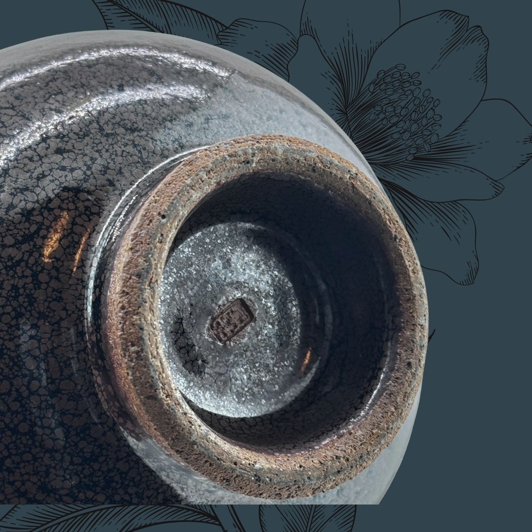 Die stille Glut der Nacht – eine Chawan in tiefem 黒釉 Kuro-yū