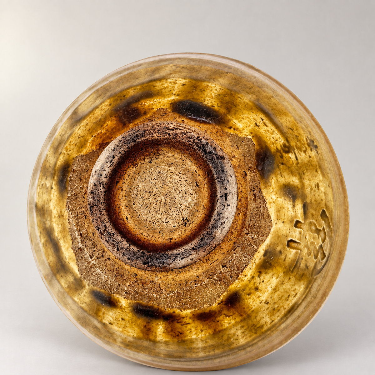 Chawan in Ki-Seto-Tradition – Produktansicht 8 auf neutralem Hintergrund