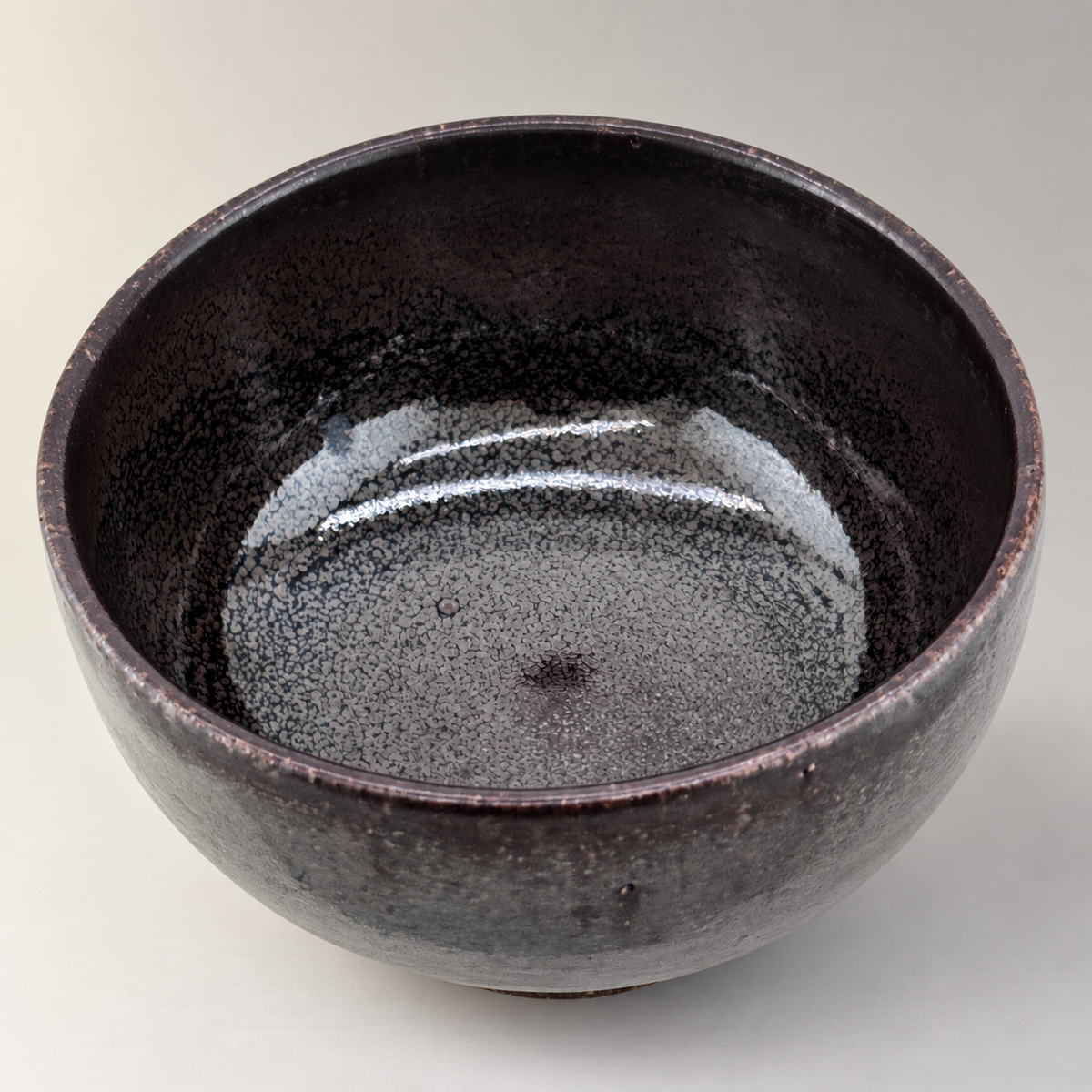 Kuro-yū Chawan – Innenansicht auf neutralem Hintergrund